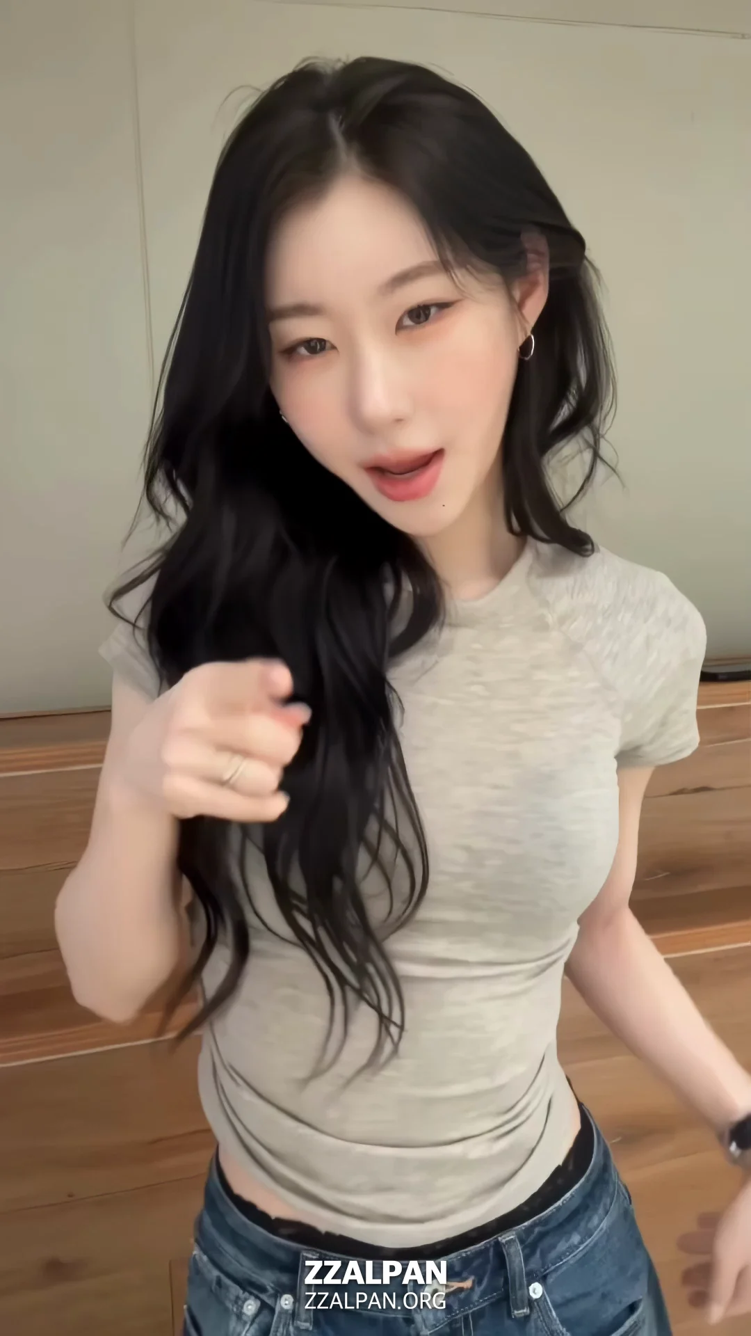 ITZY 彩领 完美诠释极简私服美学 指镜动图 | 赞乐盘